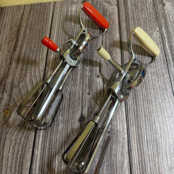 2 Vintage Egg Beaters 1 Red EKCO, 1 Unbranded Off-White Work Great SS Blades - Picture 1 of 8